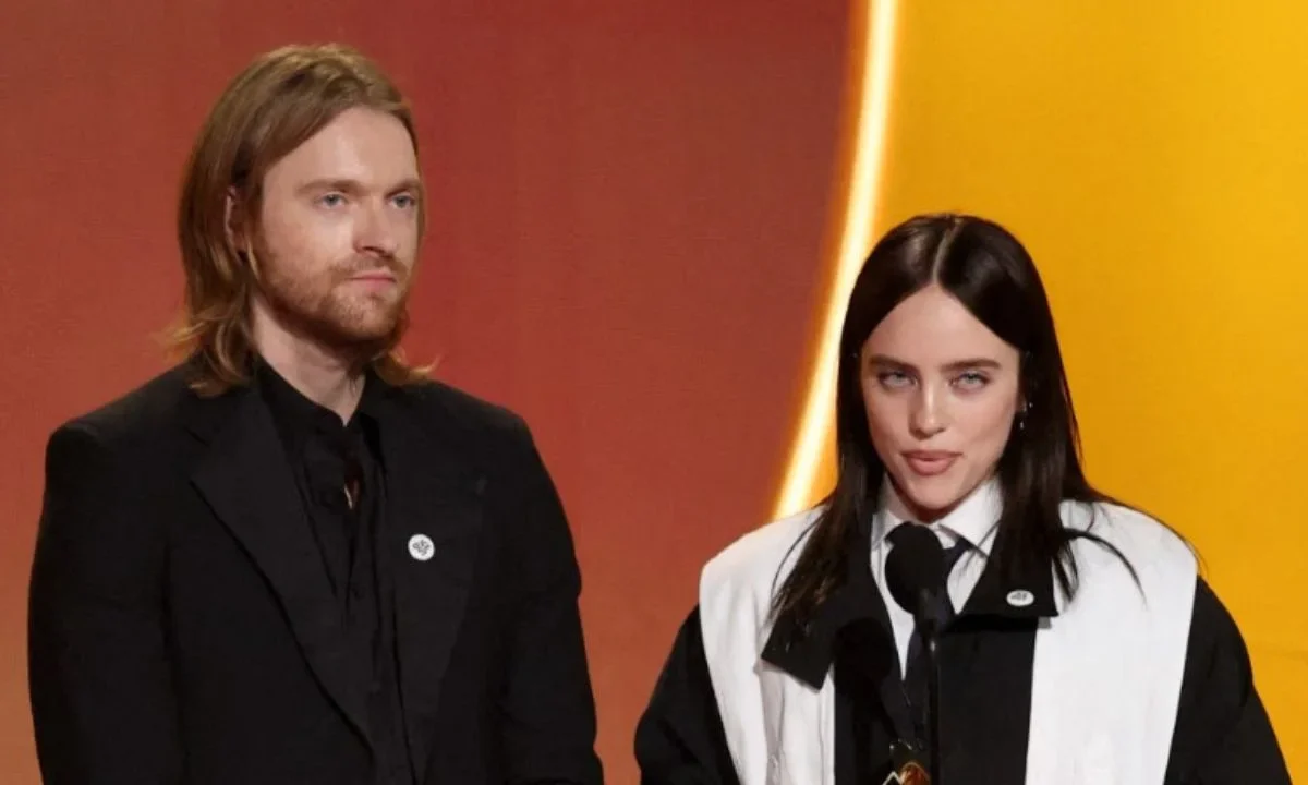 Tras ganar el premio a Canción del Año por el tema ‘Wildflower’ en los Grammy 2026, Billie Eilish arremetió contra el ICE.