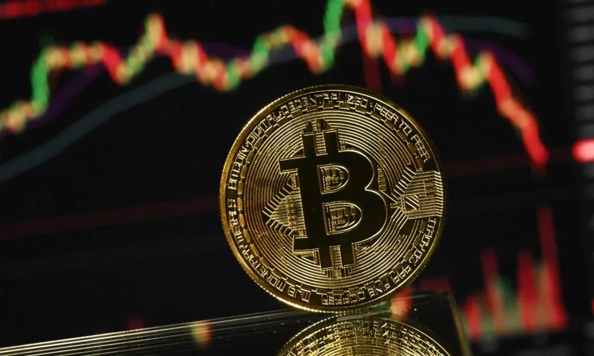 Bitcoin extendió su caída de precios este jueves para cotizar por debajo de los 70 mil dólares por primera desde noviembre 2024.