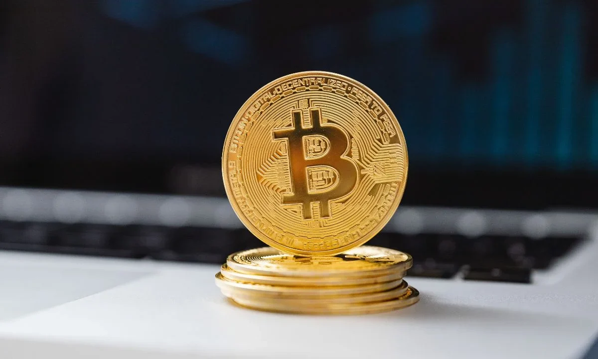 Una plataforma surcoreana de intercambio de criptomonedas transfirió por error más de 40 mil millones de dólares en bitcoins a sus usuarios, lo que provocó una breve ola de ventas.