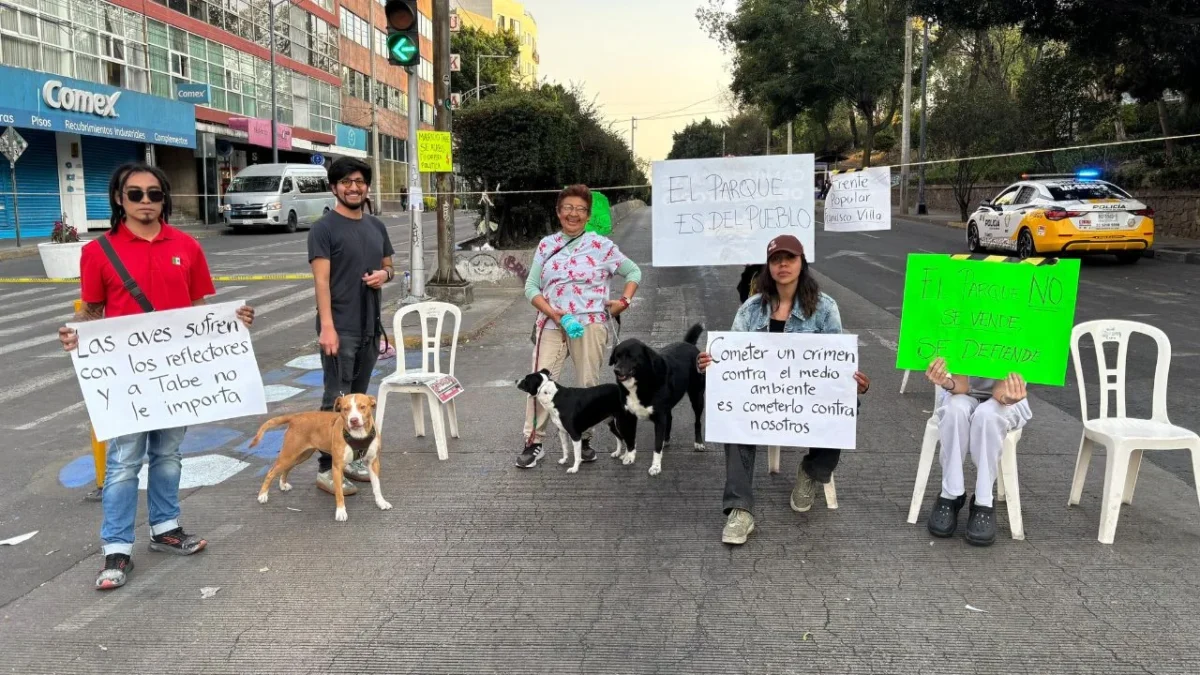 Tras más de 32 horas de bloqueo, permanece cerrada la circulación en avenida Parque Lira y Gobernador Vicente Eguía, en Miguel Hidalgo. Manifestantes exigen la presencia de Clara Brugada o del alcalde Mauricio Tabe.