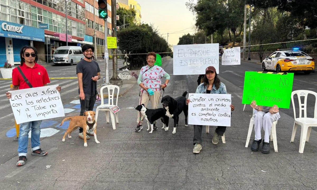 Tras más de 32 horas de bloqueo, permanece cerrada la circulación en avenida Parque Lira y Gobernador Vicente Eguía, en Miguel Hidalgo. Manifestantes exigen la presencia de Clara Brugada o del alcalde Mauricio Tabe.