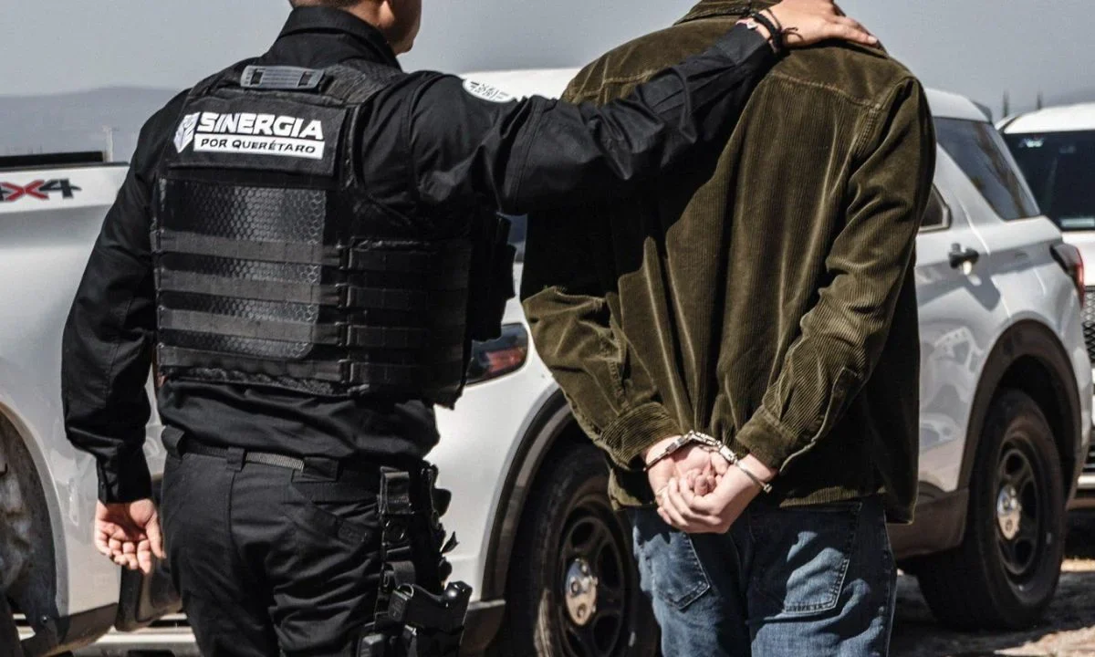 Cuatro personas fueron detenidas tras un cateo en Viñedos La Redonda, en Ezequiel Montes, como parte de una investigación por despojo y robo.
