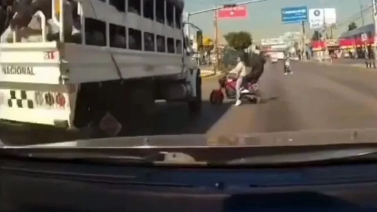 Un camión de la Guardia Nacional embistió a un motociclista tras invadir el carril del Mexibús en Ecatepec, hay un muerto.