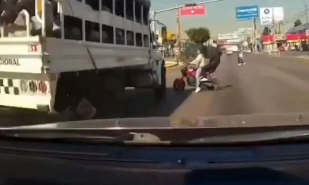 Un camión de la Guardia Nacional embistió a un motociclista tras invadir el carril del Mexibús en Ecatepec, hay un muerto.