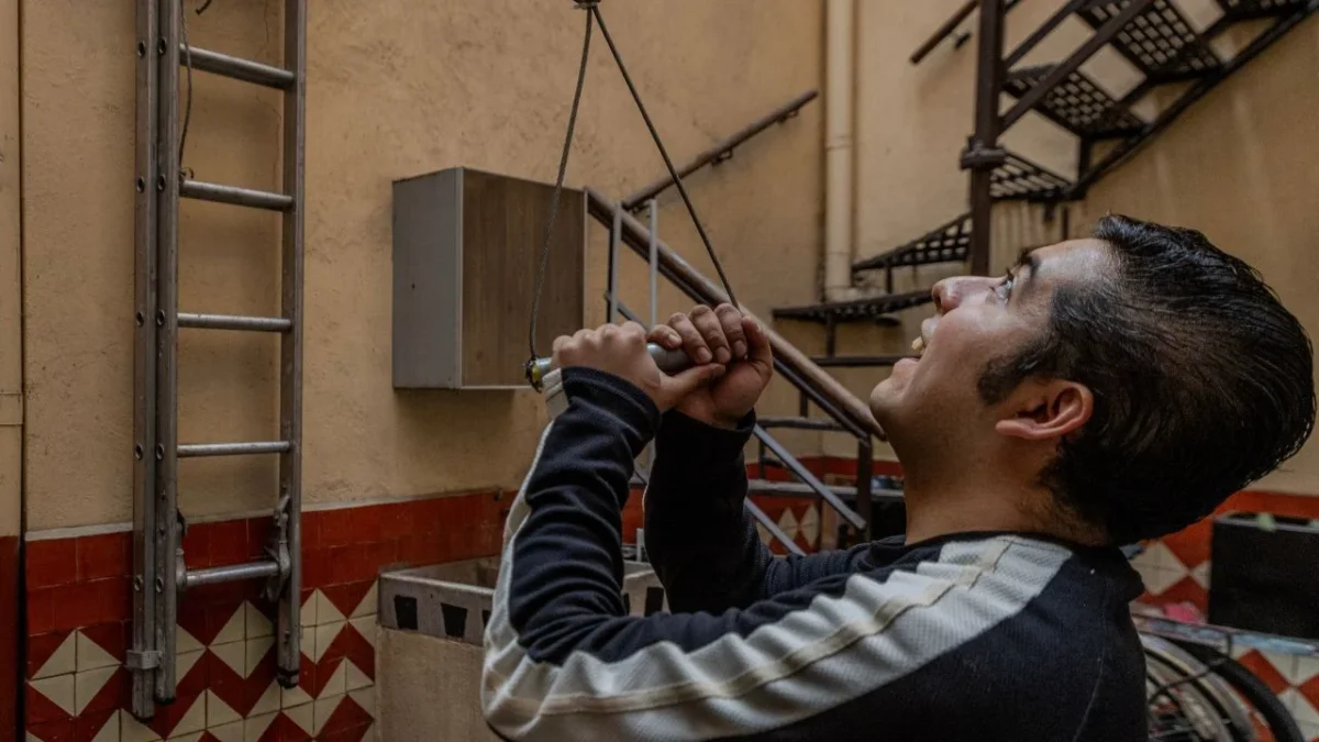 Doroteo Cáceres lucha por mantener viva el oficio de campanero, costumbre milenaria, ante el avance de la tecnología.