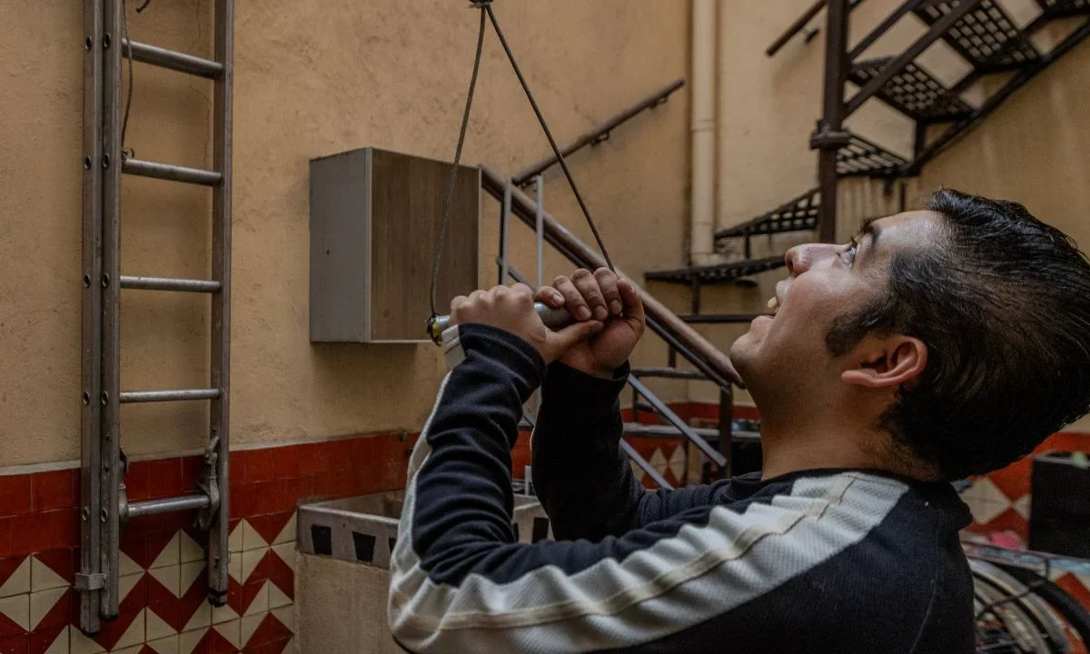 Doroteo Cáceres lucha por mantener viva el oficio de campanero, costumbre milenaria, ante el avance de la tecnología.