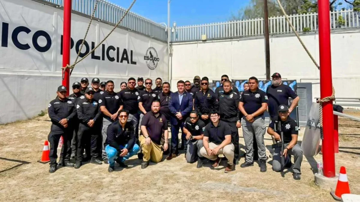 Exintegrantes del SWAT capacitan a policías de Monterrey en el uso de armas no letales.