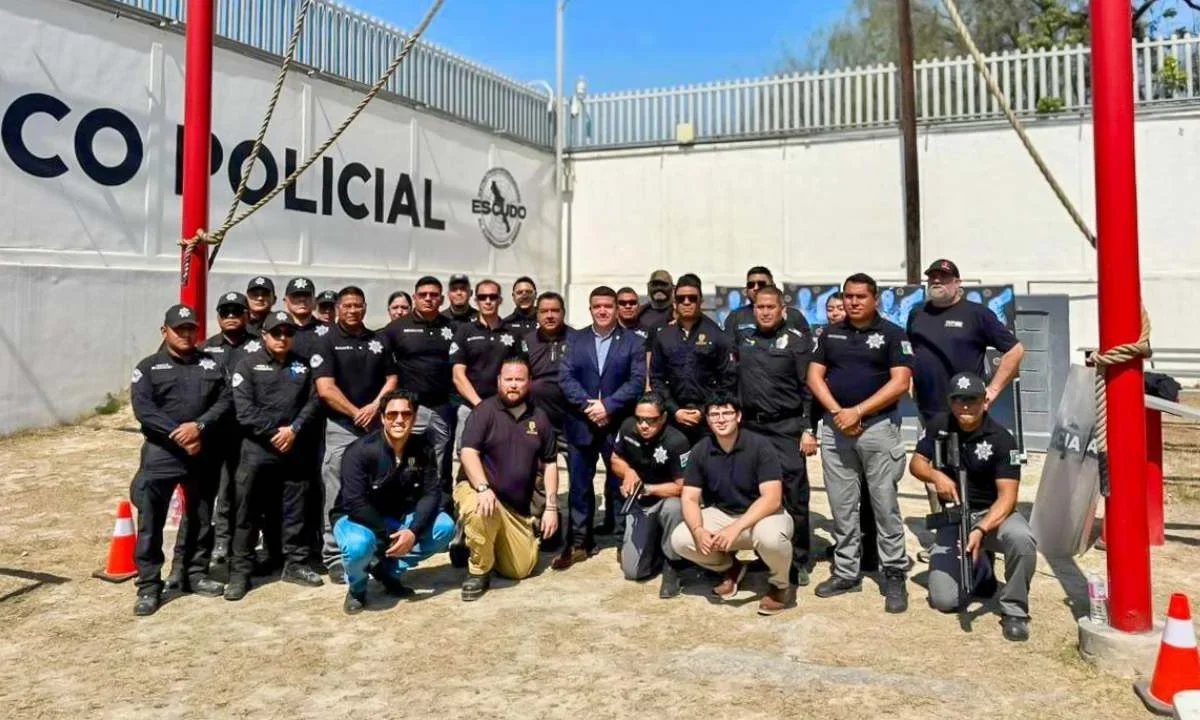 Exintegrantes del SWAT capacitan a policías de Monterrey en el uso de armas no letales.