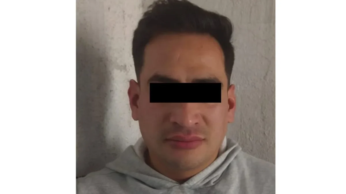 Eduardo “N”, alias “El Bebelín”, fue detenido en la colonia Granjas México, en Iztacalco, en posesión de un arma de fuego y presunta droga.