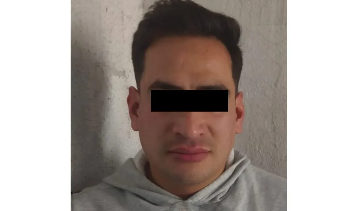Eduardo “N”, alias “El Bebelín”, fue detenido en la colonia Granjas México, en Iztacalco, en posesión de un arma de fuego y presunta droga.