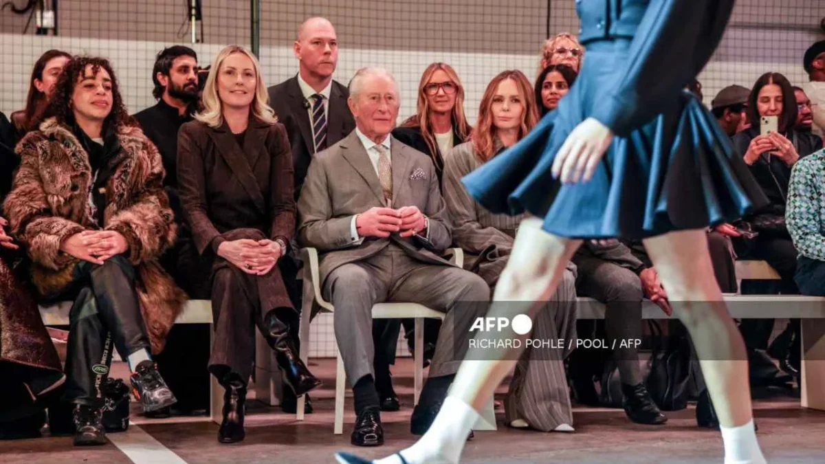 Pocas horas después del arresto de su hermano Andrés, el rey Carlos III inauguró la Semana de la Moda de Londres.