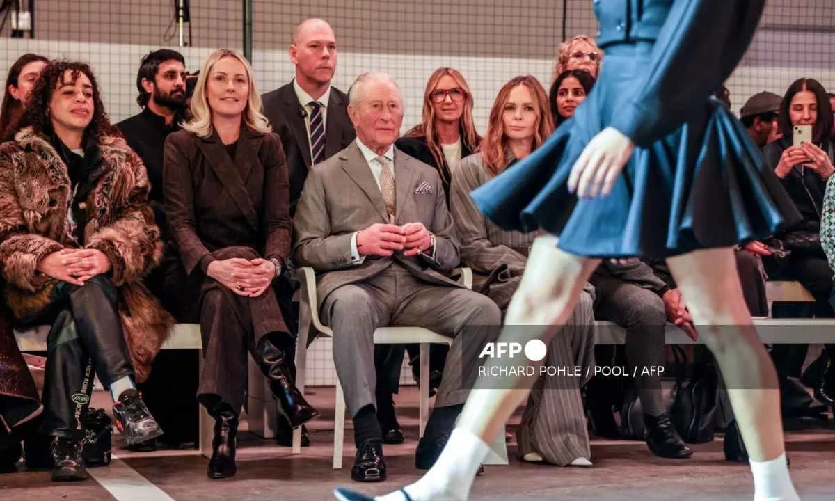 Pocas horas después del arresto de su hermano Andrés, el rey Carlos III inauguró la Semana de la Moda de Londres.