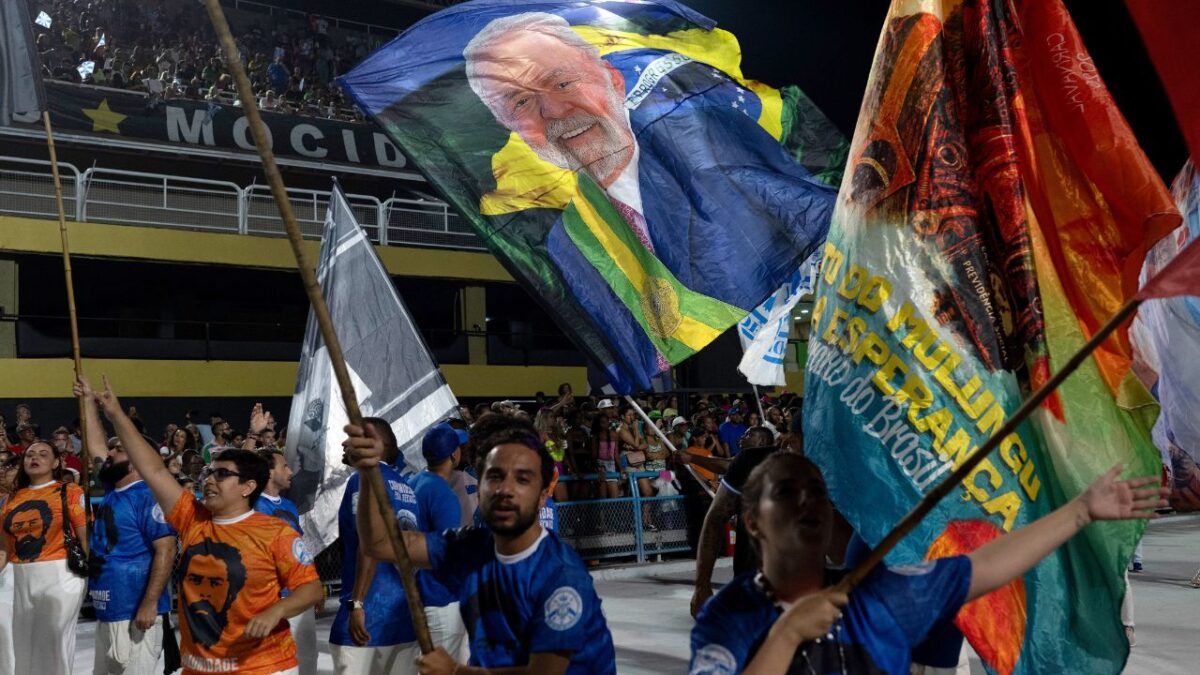 La decisión de politizar el Carnaval de Brasil generó fuerte reacción opositora, con legisladores que exigen devolución de fondos públicos.