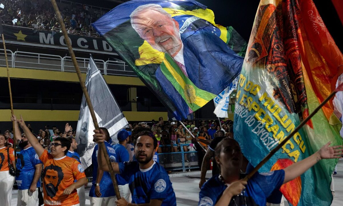 La decisión de politizar el Carnaval de Brasil generó fuerte reacción opositora, con legisladores que exigen devolución de fondos públicos.