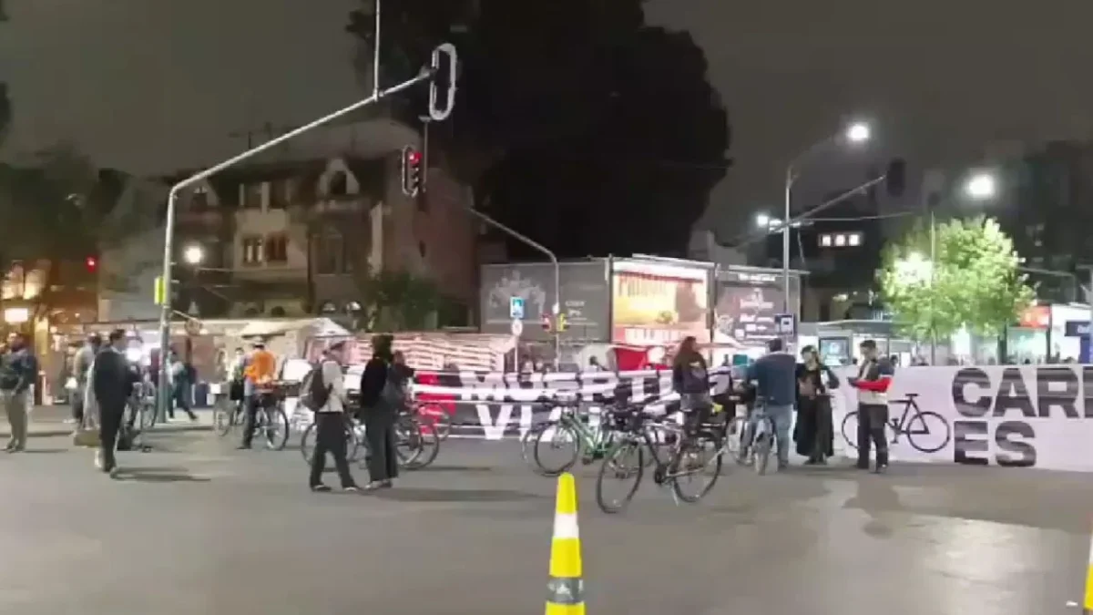 Ciclistas realizaron un bloqueo en ambos sentidos de Avenida Insurgentes para exigir un alto a las muertes viales.