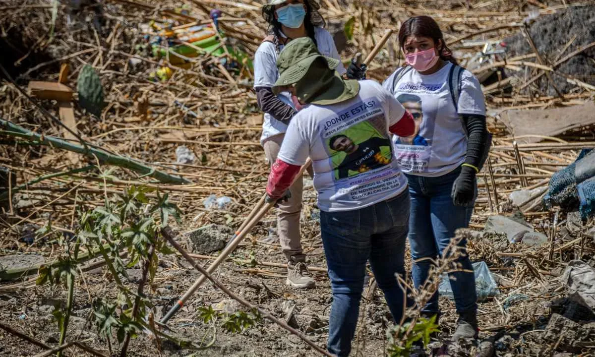 Hallazgo. En el primer día de la jornada, encontraron osamentas de animales y algunas prendas de ropa.
