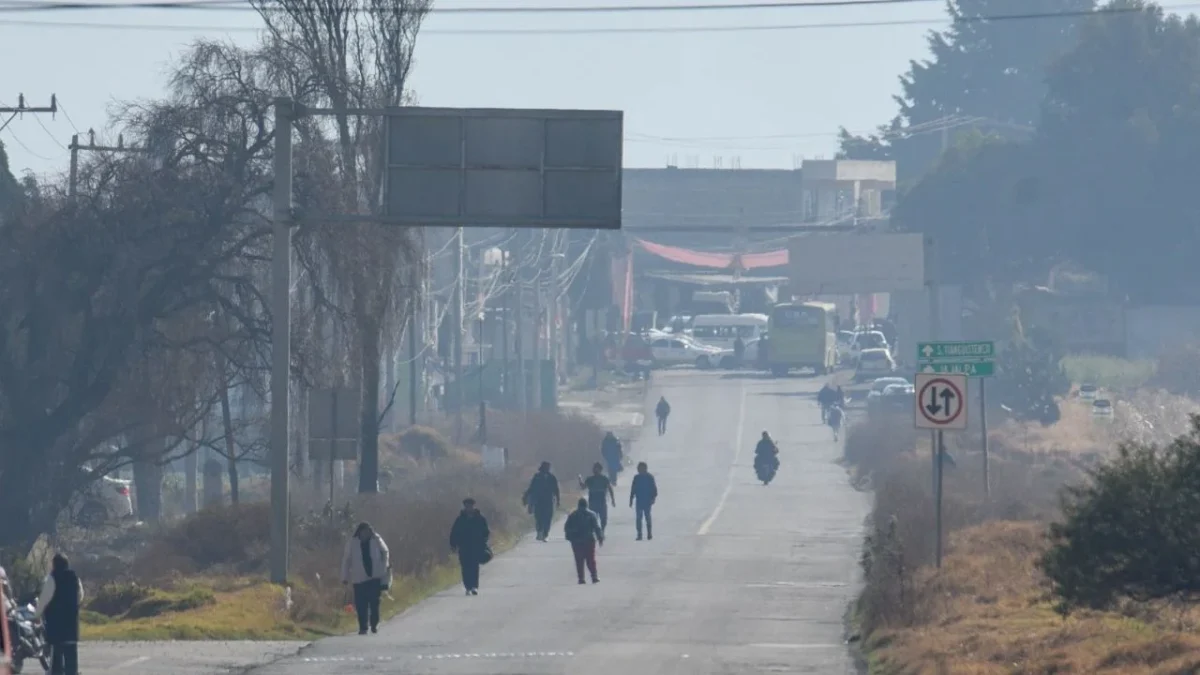 Transportistas de distintas bases de taxis bloquearon vialidades de Santiago Tianguistenco desde las primeras horas de este miércoles para exigir la rehabilitación de la carretera Tenango–La Marquesa.