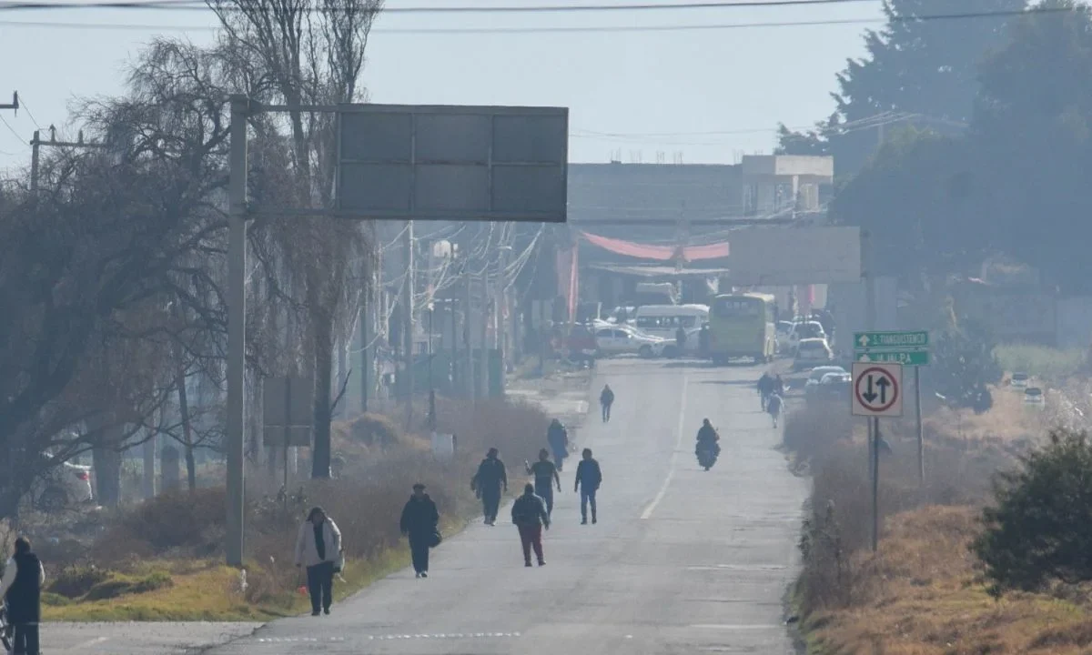 Transportistas de distintas bases de taxis bloquearon vialidades de Santiago Tianguistenco desde las primeras horas de este miércoles para exigir la rehabilitación de la carretera Tenango–La Marquesa.