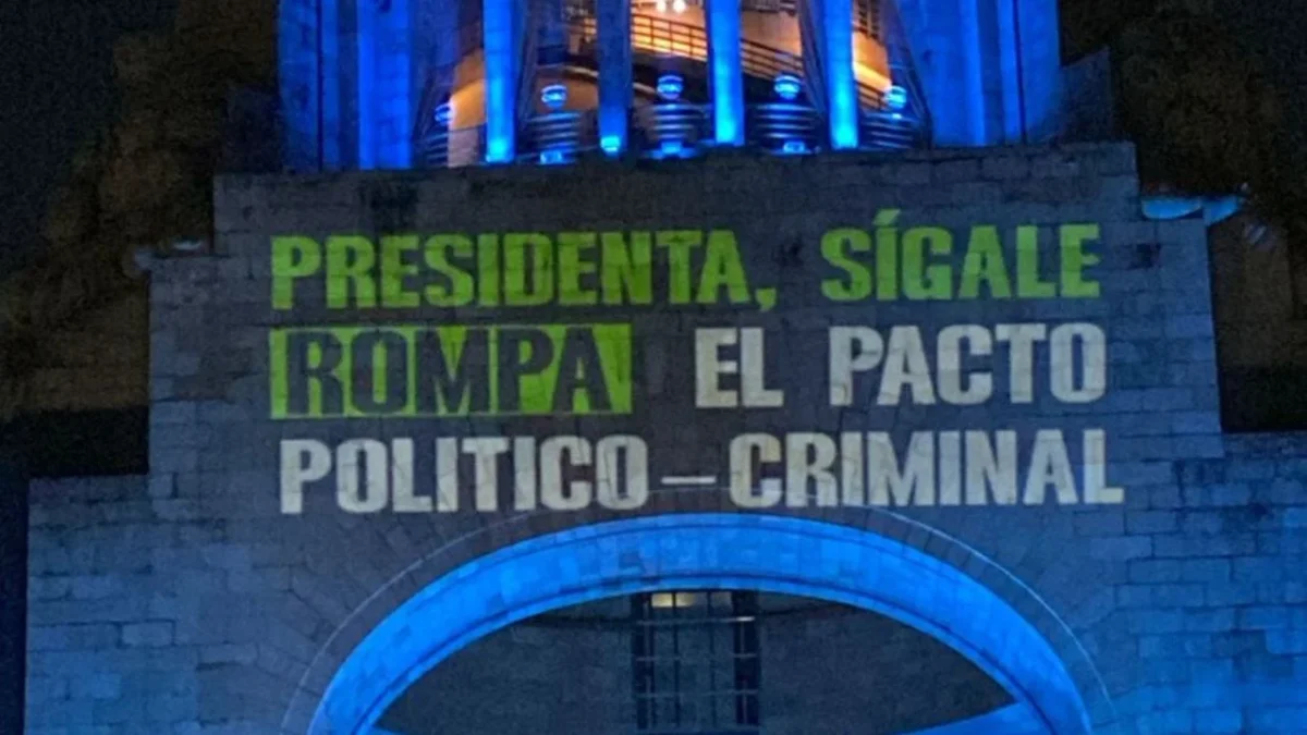 ‘Mexicanos al Grito de Paz’ proyectó el mensaje en el Monumento a la Revolución, ‘Presidenta, sígale, rompa el pacto político-criminal’.