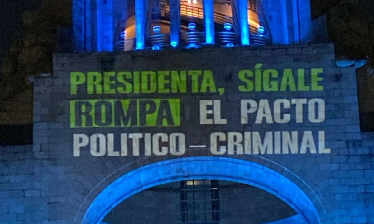 ‘Mexicanos al Grito de Paz’ proyectó el mensaje en el Monumento a la Revolución, ‘Presidenta, sígale, rompa el pacto político-criminal’.