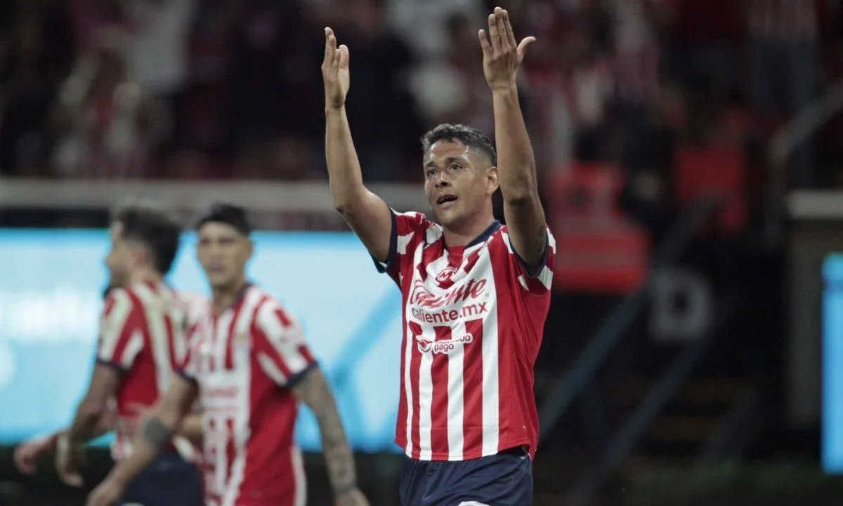 El Rebaño Sagrado no podrá contar con su capitán Luis Romo para el Clásico Nacional tras confirmar que sufre una lesión muscular.