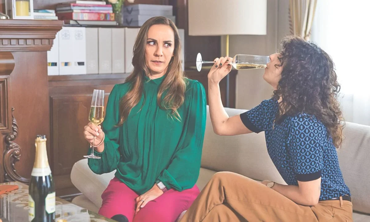 Consuelo Duval y Giselle Kuri protagonizan Bodas S.A., una comedia que cuestiona los estereotipos sobre el matrimonio y el éxito.