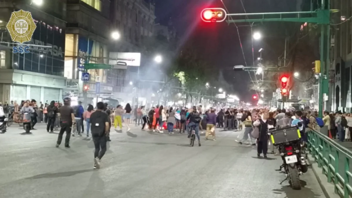 Ante el bloqueo en Eje Central, autoridades pidieron a automovilistas tomar rutas alternas como avenida Paseo de la Reforma o Eje 1 Norte. 