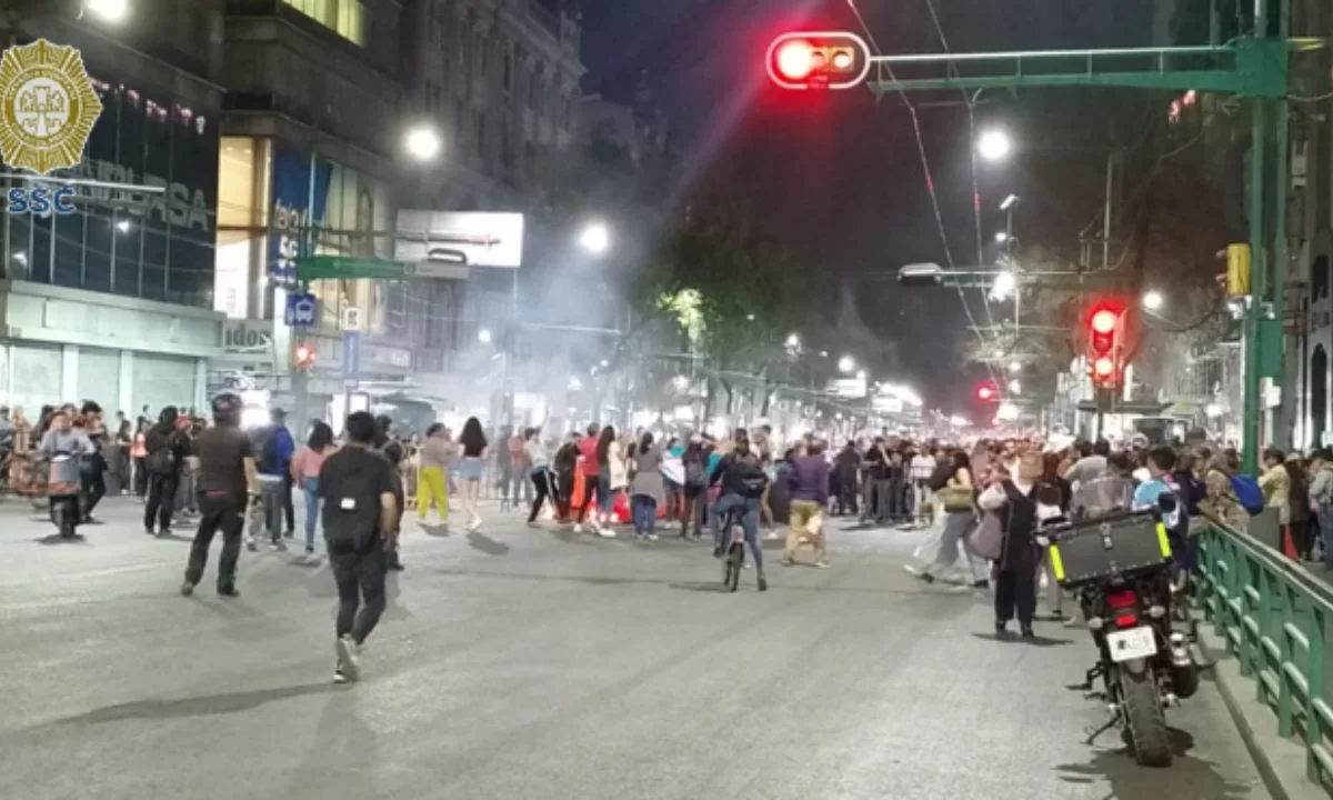 Ante el bloqueo en Eje Central, autoridades pidieron a automovilistas tomar rutas alternas como avenida Paseo de la Reforma o Eje 1 Norte. 