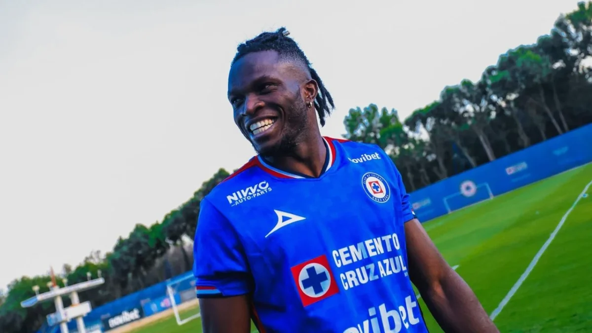 El Cruz Azul hizo oficial su segundo refuerzo para el torneo Clausura 2026 y se trata del nigeriano Christian Ebere del Nacional de Uruguay. 