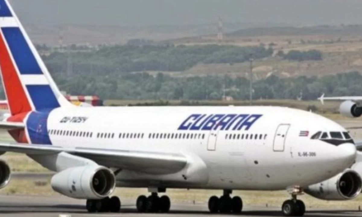 Aerolíneas internacionales que operan en Cuba podrían enfrentar cancelaciones y ajustes en sus vuelos ante la falta de combustible para aviación en la isla.