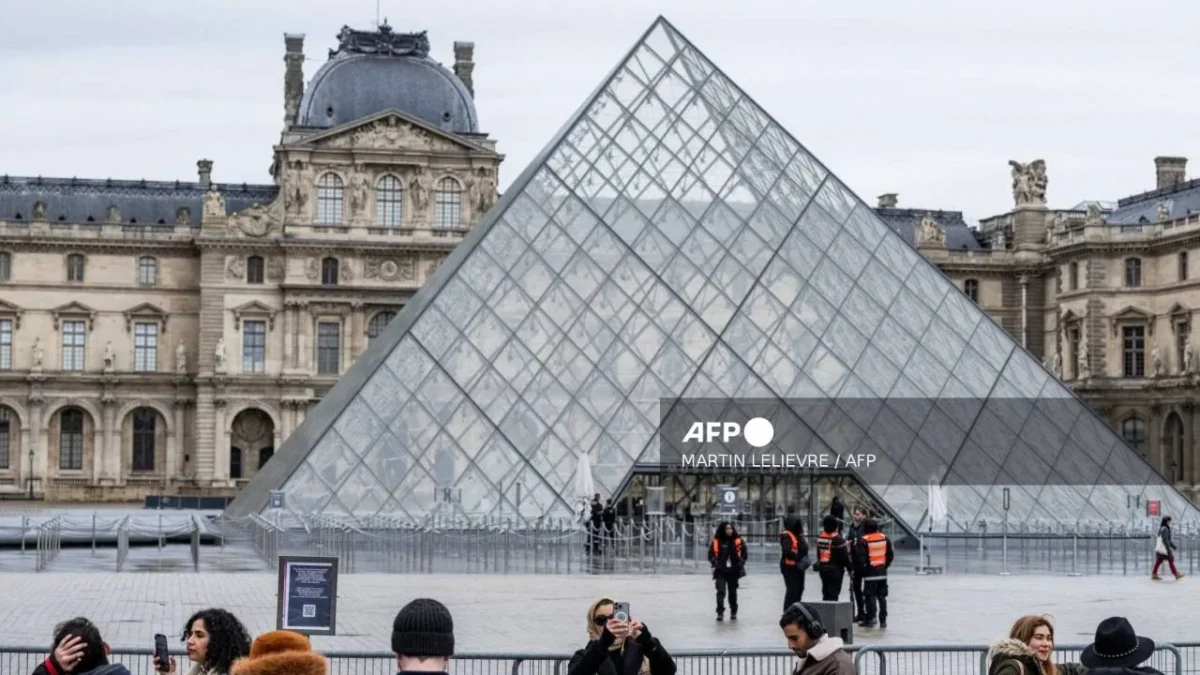 Descubren fraude millonario con venta de boletos para tener acceso al Museo Louvre.