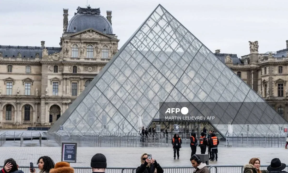 Descubren fraude millonario con venta de boletos para tener acceso al Museo Louvre.