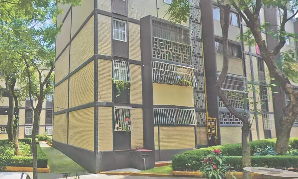 Un administrador de condominios se encarga de las finanzas, mantenimiento de áreas comunes, supervisar al personal y garantizar la seguridad de los ocupantes.