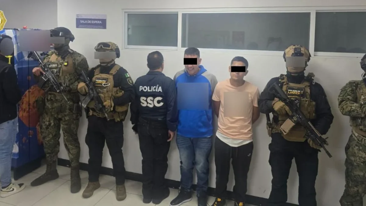 Detienen a dos hombres tras cateo en Iztacalco, aseguran drogas y arma de fuego