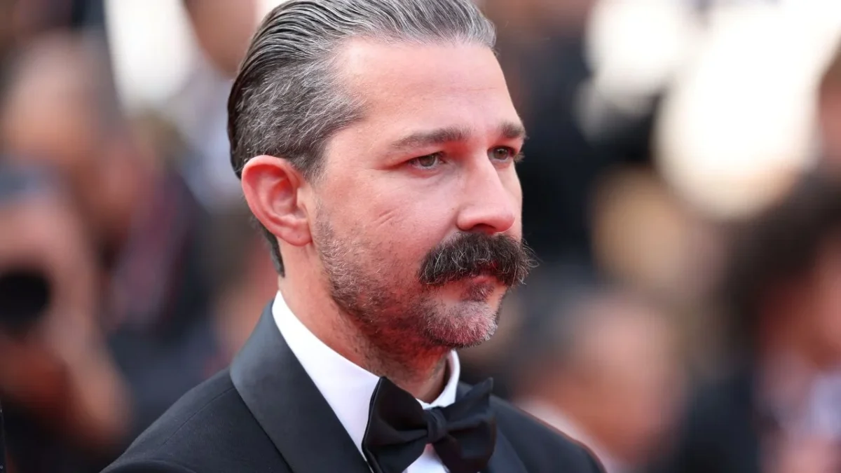 Shia LaBeouf fue detenido en Nueva Orleans tras un altercado en un bar durante las celebraciones de Mardi Gras; el actor enfrenta dos cargos de agresión simple.
