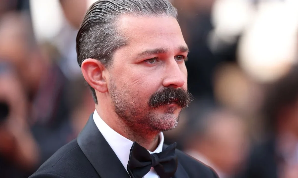 Shia LaBeouf fue detenido en Nueva Orleans tras un altercado en un bar durante las celebraciones de Mardi Gras; el actor enfrenta dos cargos de agresión simple.