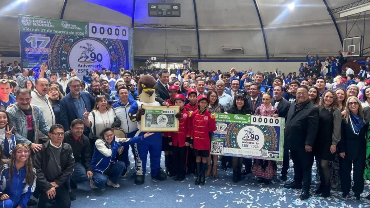 La Lotería Nacional y la AEFCM presentaron el billete del Sorteo Superior No. 2874 conmemorativo de los 90 años de la ESEF en CDMX.