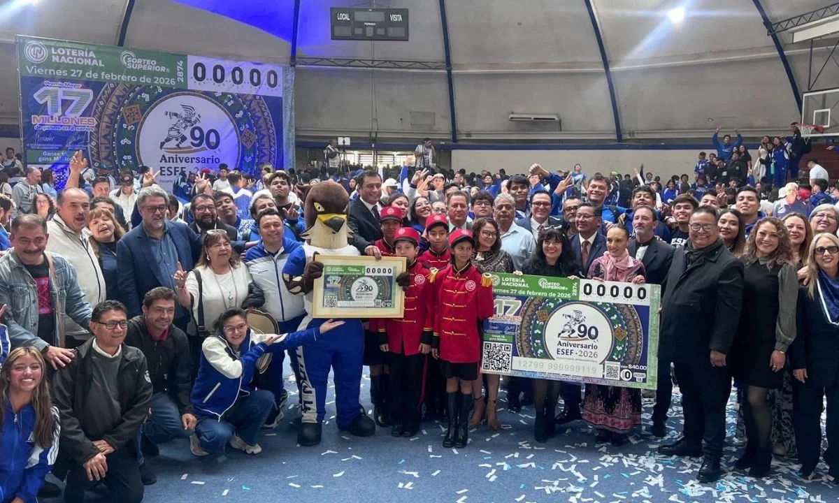 La Lotería Nacional y la AEFCM presentaron el billete del Sorteo Superior No. 2874 conmemorativo de los 90 años de la ESEF en CDMX.