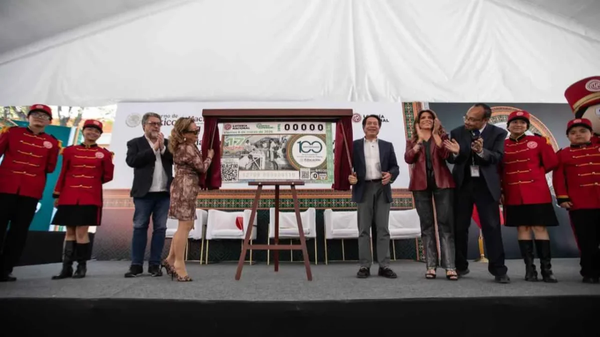 Para conmemorar el Centenario de la creación de las Secundarias Públicas, titulares de la SEP y la Lotería Nacional develaron el billete del Sorteo Superior No. 2875.