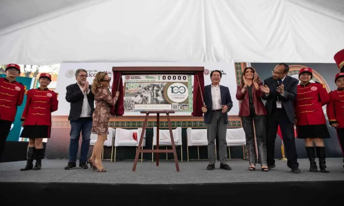 Para conmemorar el Centenario de la creación de las Secundarias Públicas, titulares de la SEP y la Lotería Nacional develaron el billete del Sorteo Superior No. 2875.