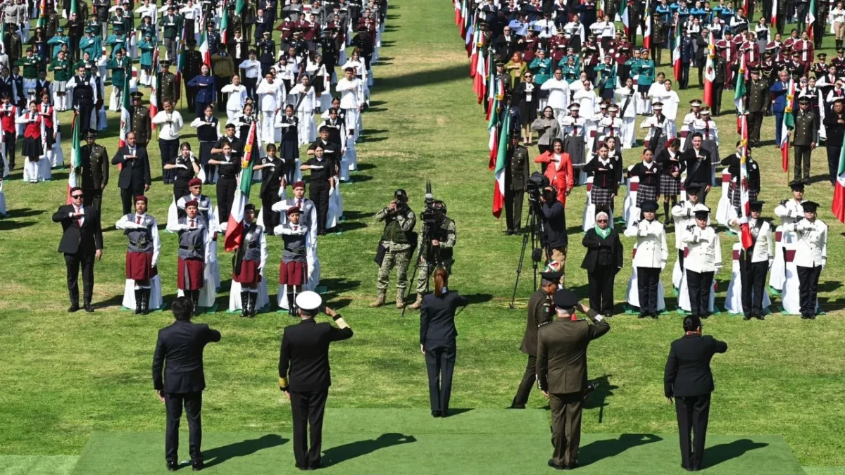 Rosa Icela Rodríguez destacó el abanderamiento de más de mil escoltas escolares y militares durante la ceremonia por el Día de la Bandera.