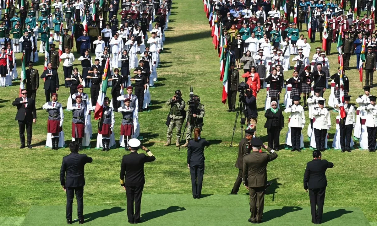 Rosa Icela Rodríguez destacó el abanderamiento de más de mil escoltas escolares y militares durante la ceremonia por el Día de la Bandera.