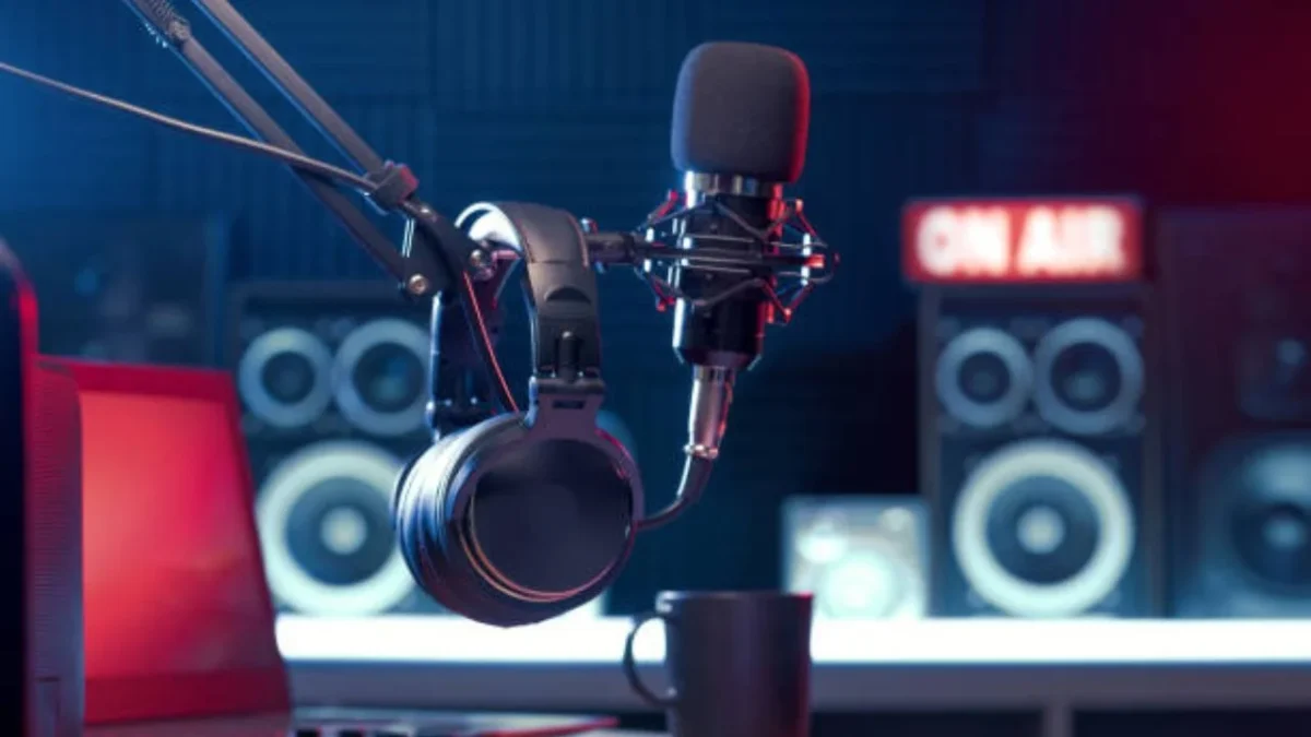 Integrantes de La Radio Tomada y representantes del CCEMx y CCESV durante la emisión especial por el Día Mundial de la Radio, dedicada a la creatividad sonora y la defensa de la radio cultural como espacio democrático.