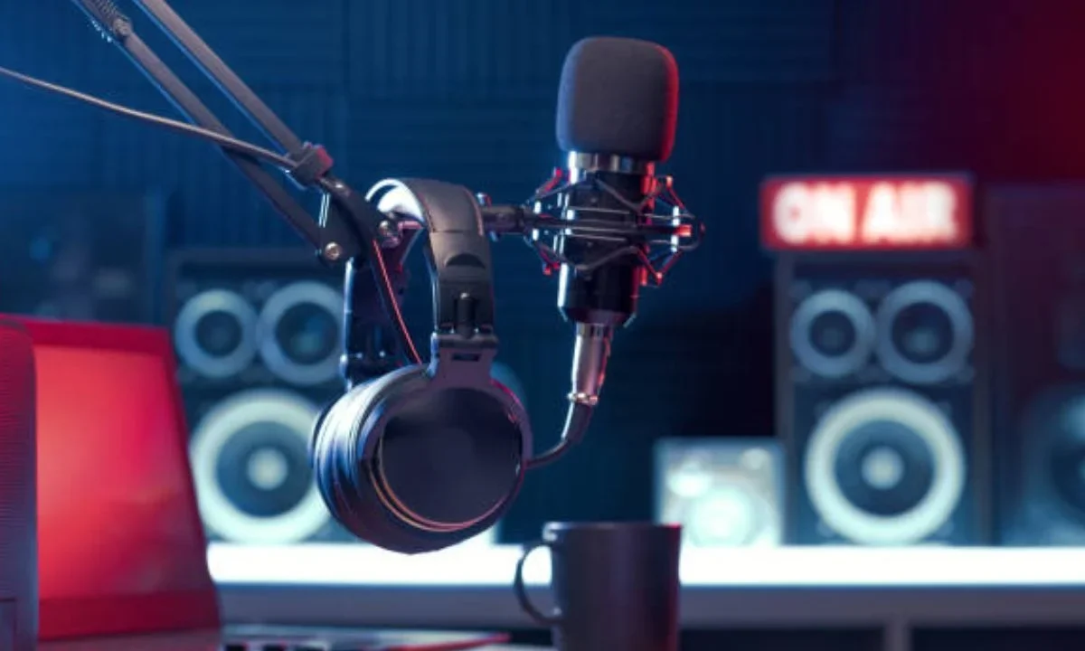 Integrantes de La Radio Tomada y representantes del CCEMx y CCESV durante la emisión especial por el Día Mundial de la Radio, dedicada a la creatividad sonora y la defensa de la radio cultural como espacio democrático.