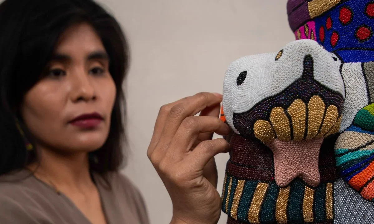 Piezas de la colección Diosas, de Morena Corazón, creadas en colaboración con artesanos wixárikas serán presentadas en la feria de arte Zona Maco.