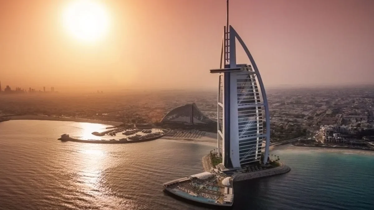 Un dron iraní impactó contra el lujoso hotel Burj Al Arab en Dubái, en medio de la escala militar entre Irán, EU e Israel en el Golfo.