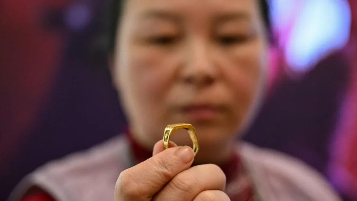 En China, decenas de personas se aglomeran en torno a una máquina para reciclar oro, cuyo precio está batiendo récords.