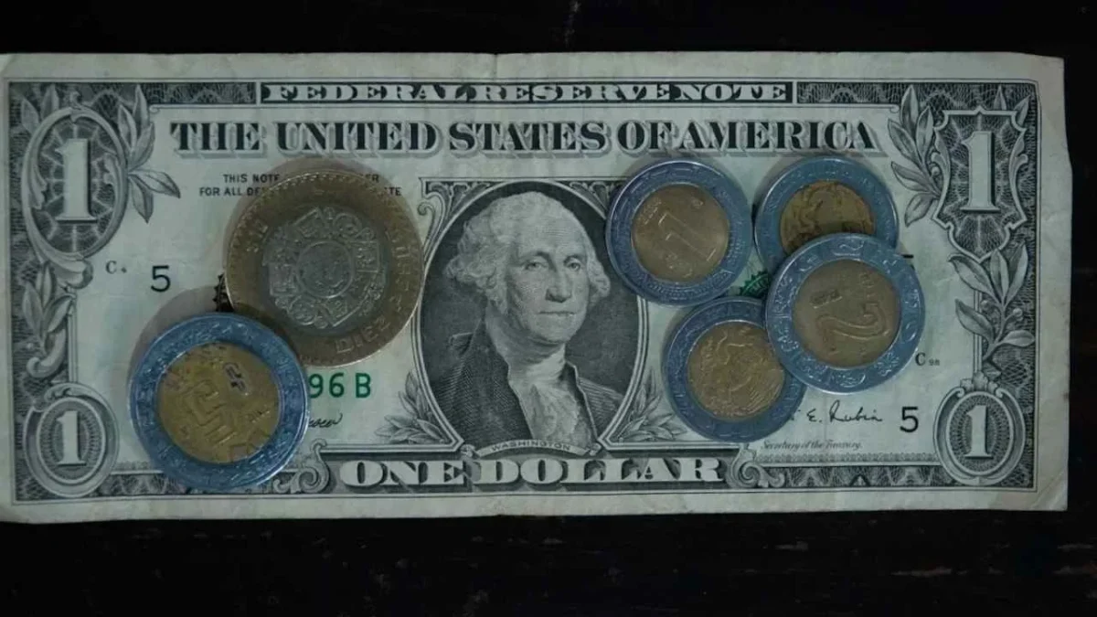 El peso mexicano cerró la sesión cotizando alrededor de 17.25 pesos por dólar.