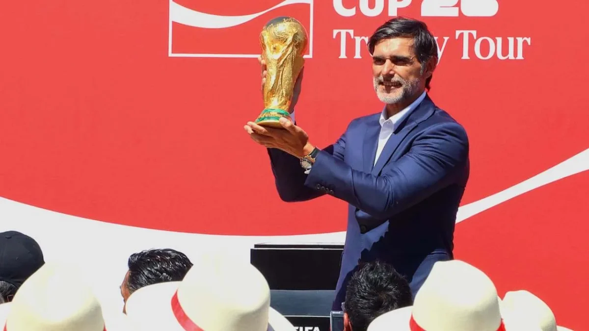 El trofeo de la Copa Mundial de la FIFA llega a México para iniciar su recorrido por el país.