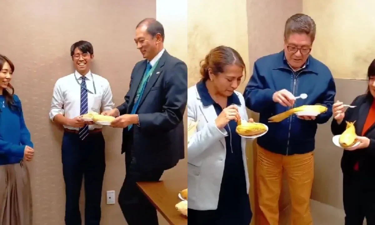 El embajador de Japón en México, Kozo Honsei, anunció que le tocó invitar los tamales porque le salió el muñeco en la Rosca de Reyes.
